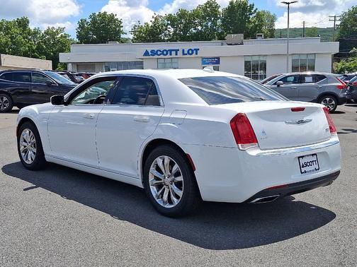 2017 Chrysler 300 Limited
