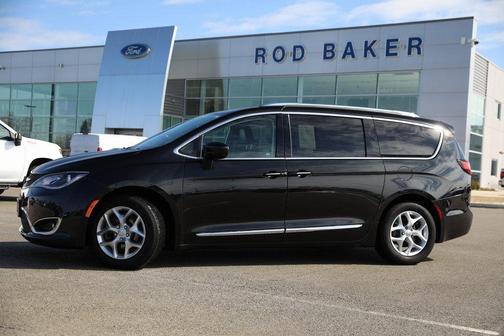 Brilliant Black Crystal Pearlcoat 2018 Chrysler Pacifica Touring-L Plus