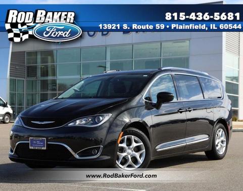 Brilliant Black Crystal Pearlcoat 2018 Chrysler Pacifica Touring-L Plus