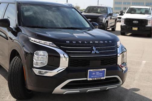 Labrador Black Pearl 2023 Mitsubishi Outlander SE