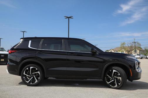 Labrador Black Pearl 2023 Mitsubishi Outlander SE