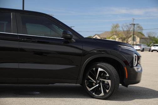Labrador Black Pearl 2023 Mitsubishi Outlander SE