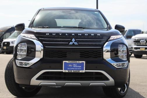 Labrador Black Pearl 2023 Mitsubishi Outlander SE