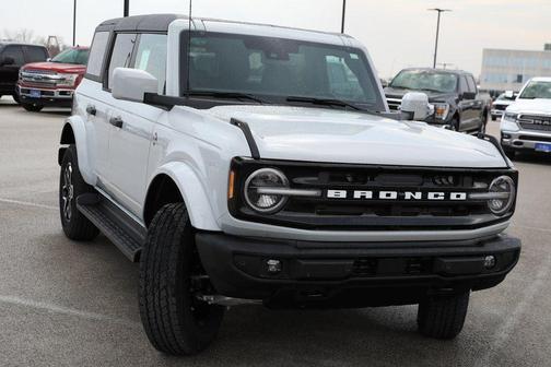 Avalanche Gray 2026 Ford Bronco Outer Banks