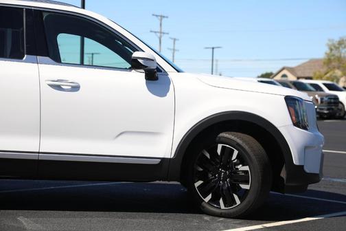 Glacial White Pearl 2023 Kia Telluride SX