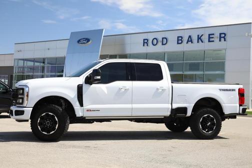 Oxford White 2025 Ford F-350 Lariat Super Duty