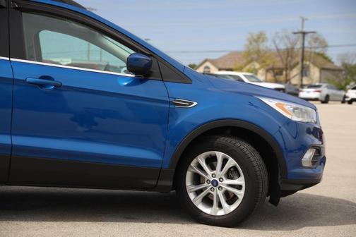 Lightning Blue Metallic 2017 Ford Escape SE