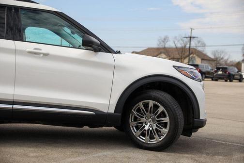 Star White 2025 Ford Explorer Active