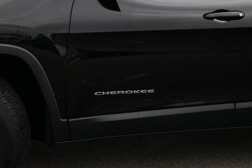 Diamond Black 2017 Jeep Cherokee Latitude