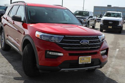 Rapid Red Metallic Tinted Clearcoat 2023 Ford Explorer XLT