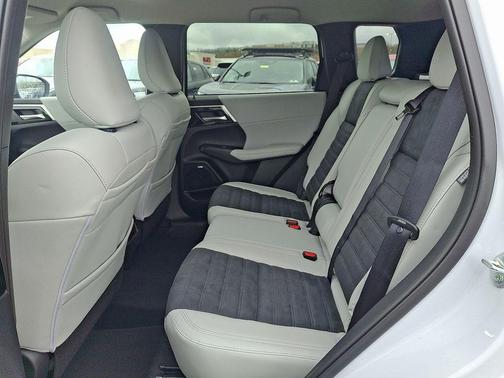 White Diamond 2026 Mitsubishi Outlander SE 1.5T 2WD