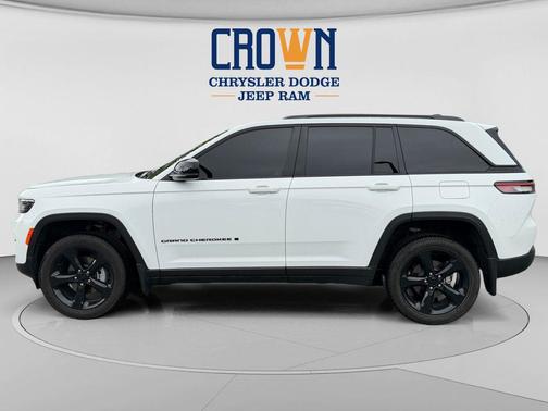 Bright White Clearcoat 2025 Jeep Grand Cherokee Altitude