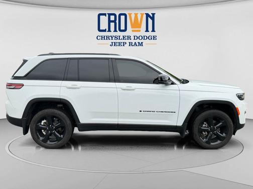 Bright White Clearcoat 2025 Jeep Grand Cherokee Altitude