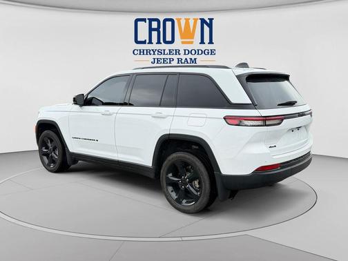 Bright White Clearcoat 2025 Jeep Grand Cherokee Altitude
