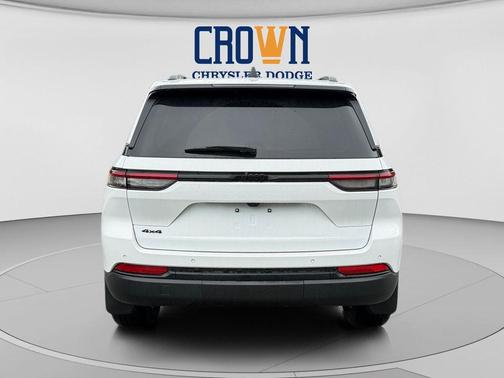 Bright White Clearcoat 2025 Jeep Grand Cherokee Altitude