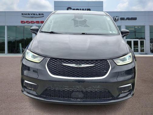 Diamond Black Crystal Pearlcoat 2024 Chrysler Pacifica Touring L