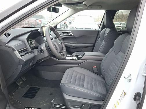 White Diamond 2026 Mitsubishi Outlander SE 1.5T S-AWC