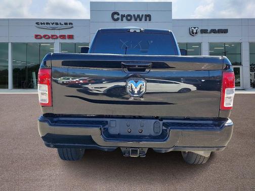 Diamond Black Crystal Pearlcoat 2023 RAM 3500 Big Horn Crew Cab 4x4 8' Box