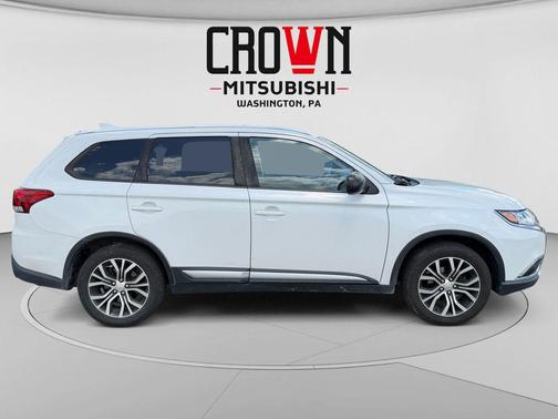Diamond White Pearl 2018 Mitsubishi Outlander ES