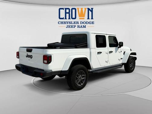Bright White Clearcoat 2026 Jeep Gladiator Sport S