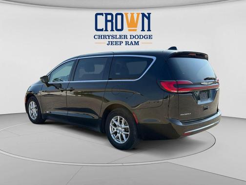 Diamond Black Crystal Pearlcoat 2024 Chrysler Pacifica Touring L