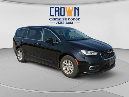 Diamond Black Crystal Pearlcoat 2024 Chrysler Pacifica Touring L