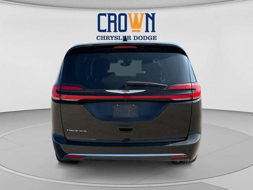 Diamond Black Crystal Pearlcoat 2024 Chrysler Pacifica Touring L