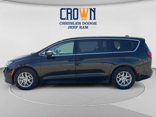 Diamond Black Crystal Pearlcoat 2024 Chrysler Pacifica Touring L