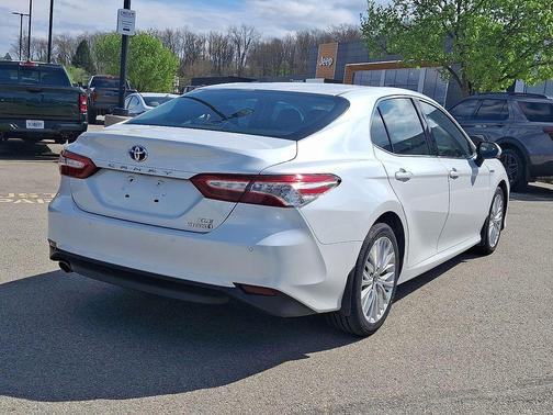 Pearl 2018 Toyota Camry Hybrid XLE
