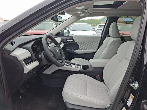 Labrador Black Pearl 2025 Mitsubishi Outlander PHEV SEL
