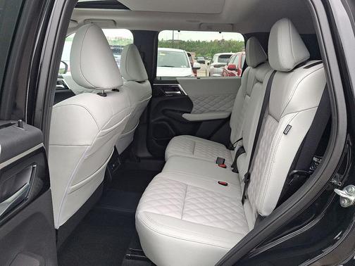 Labrador Black Pearl 2025 Mitsubishi Outlander PHEV SEL