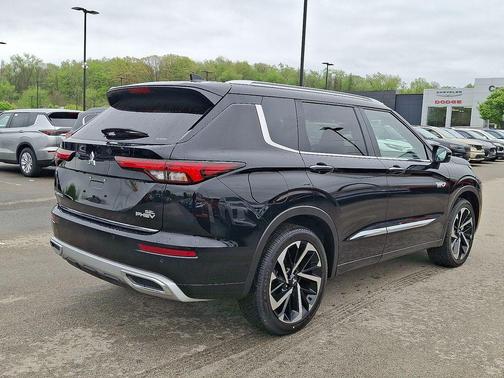 Labrador Black Pearl 2025 Mitsubishi Outlander PHEV SEL