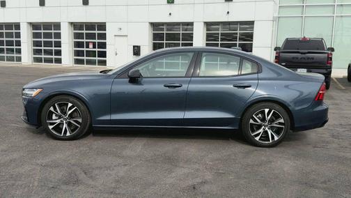 2023 Volvo S60 B5 Core Dark Theme