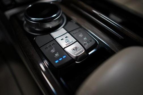 Photo 5 of 36 of 2017 Genesis G90 5.0 Ultimate