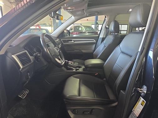 Deep Black 2021 Volkswagen Atlas 3.6L SE w/Technology