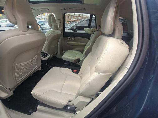 Blue 2020 Volvo XC90 T6 Momentum