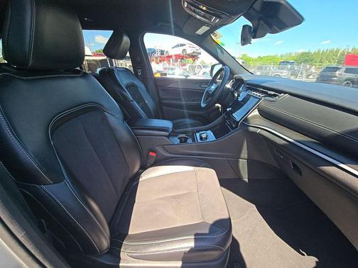 Silver 2024 Jeep Grand Cherokee Altitude