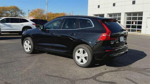 2022 Volvo XC60 B5 Momentum