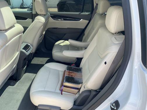 Crystal White Tricoat 2022 Cadillac XT6 Premium Luxury FWD