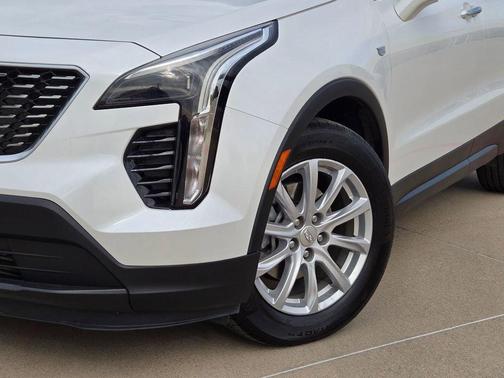 Crystal White Tricoat 2023 Cadillac XT4 Luxury