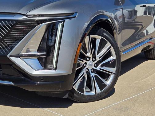 Argent Silver Metallic 2025 Cadillac LYRIQ Luxury