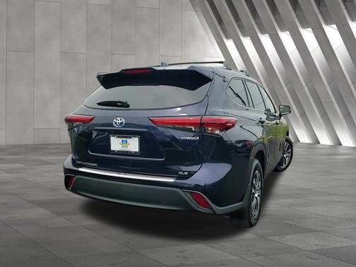 2022 Toyota Highlander Hybrid XLE