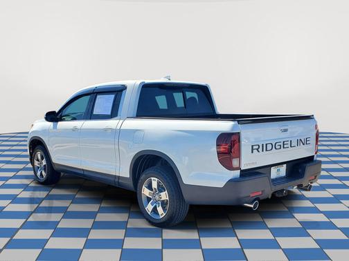 White 2024 Honda Ridgeline RTL