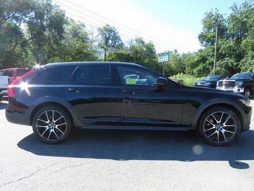 2017 Volvo V90 Cross Country T6