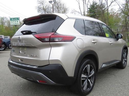 Champagne Silver Metallic 2023 Nissan Rogue SL