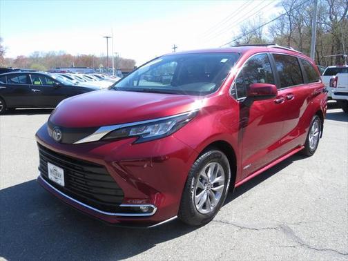 2021 Toyota Sienna XLE 8 Passenger