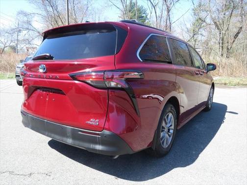 2021 Toyota Sienna XLE 8 Passenger