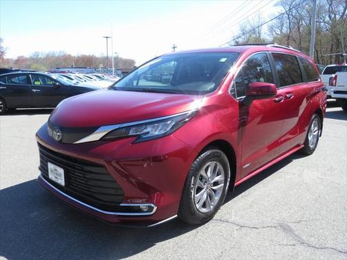 2021 Toyota Sienna XLE 8 Passenger