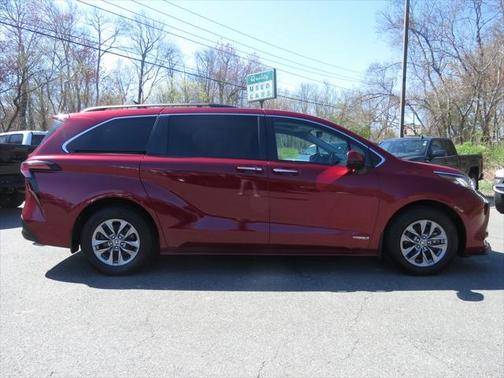 2021 Toyota Sienna XLE 8 Passenger