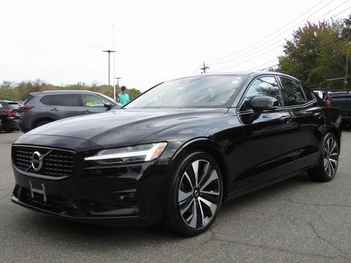 2022 Volvo S60 T5 Momentum